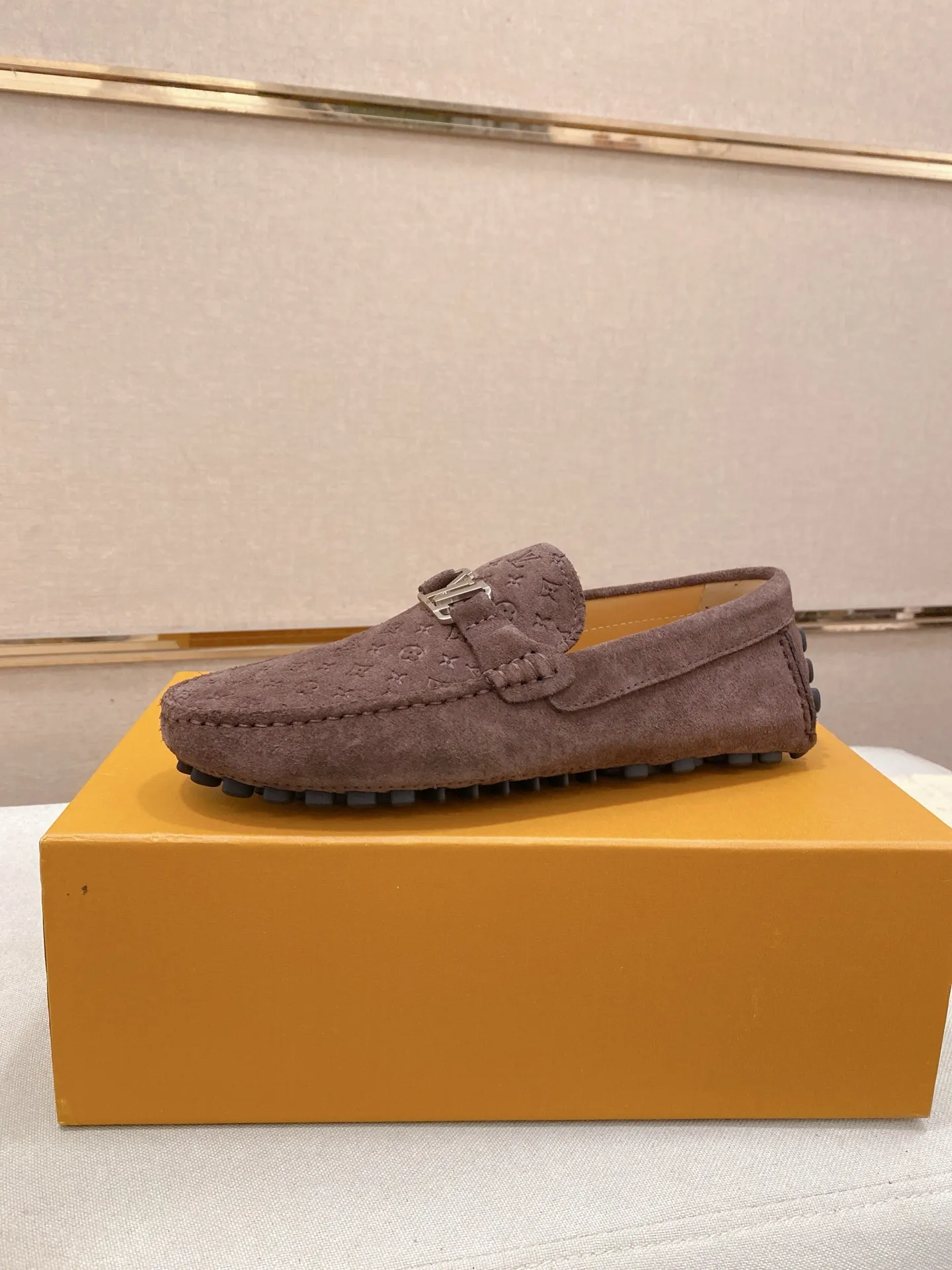 Factory price: 500💰High-end quality! LV 🆕🆕Exclusive hot-selling products in stock🔥🔥New products on the shelves, high-quality Ferragamo men's pea shoes, high-end casual driving shoes, with complete packaging! 💪 💪 Material: Imported suede cowhide 🐂 + Imported high-quality buffalo leather lining + wear-resistant outsole 👍🏻👍🏻 Features: High-end and comfortable, purely handmade 🚀 🚀 Create the perfect shoes that suit you best 🔥 🔥 Size: (38-44) 45 standard size can be customized!